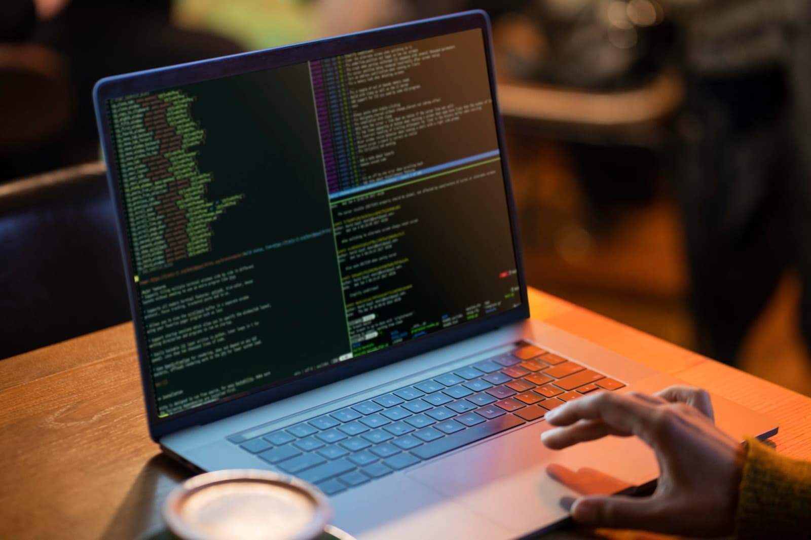 Una laptop con código abierto en una terminal.